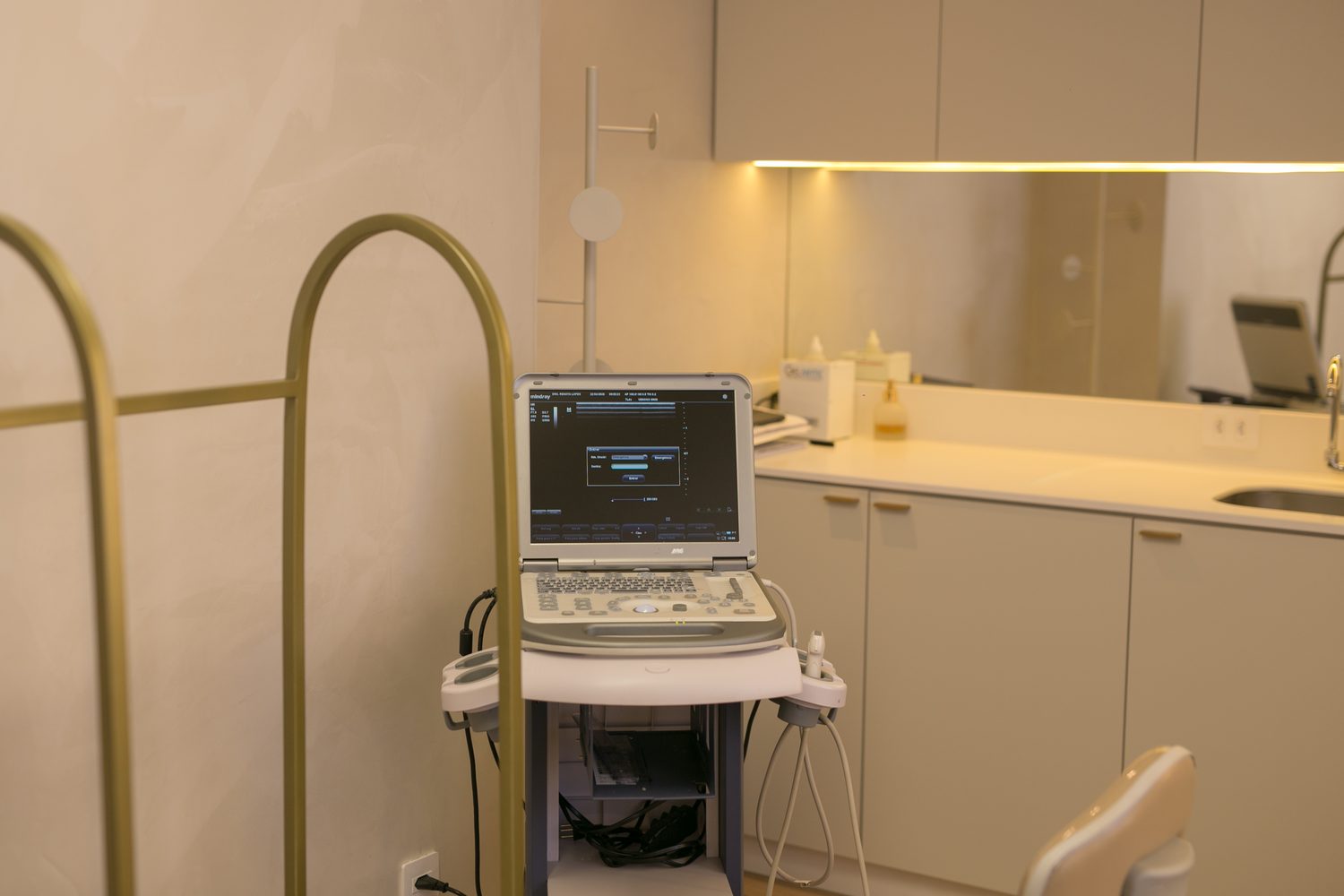 Sala de procedimento com equipamento de Doppler vascular