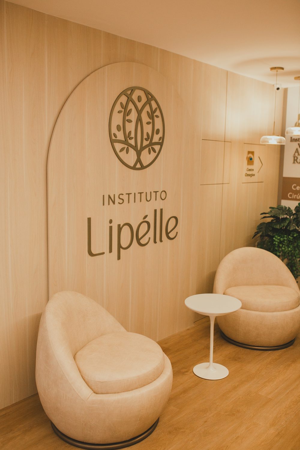 Recepção do Instituto Lipélle com poltronas e logo na parede